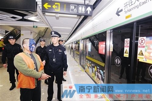 男子地铁偷手机被刑拘 监控记录全过程请洁身