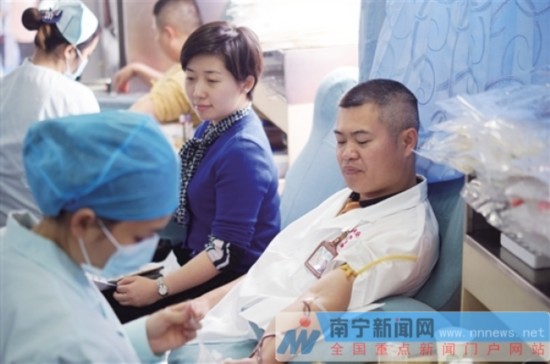 南宁血液库告急 上千热心市民和学生纷纷挽袖