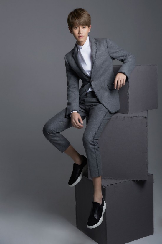 任嘉伦曝大片眼神撩人 蝴蝶温柔 献吻