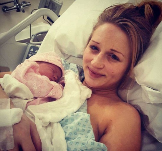 英国一婴儿刚出生就长有2颗牙 妈妈哺乳紧张--陕西频道--人民网