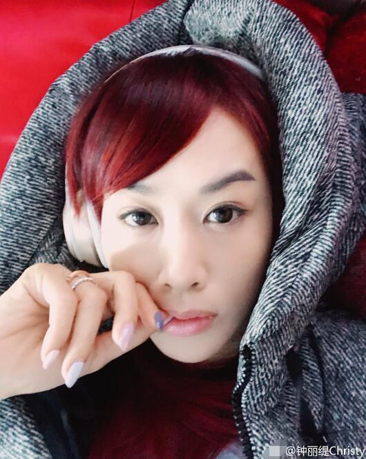 用好美图染对发色 46岁钟丽缇也变次元少女