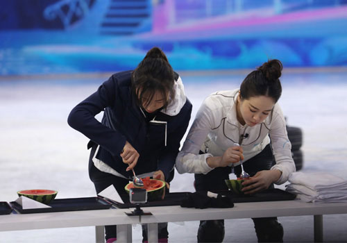 左小青《跨界冰雪王》轻松一字马 柔韧度惊人