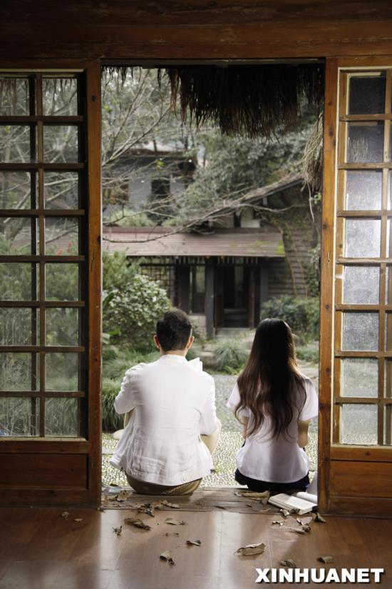 罗中旭钦点叶梓萱助演 《梅子青时》MV唯美首