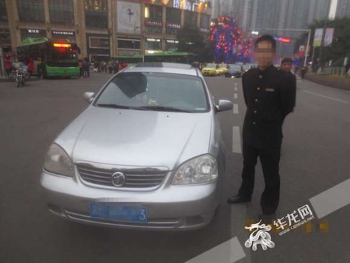 男子驾报废车“摇摆”上路 胶布粘车身裂缝