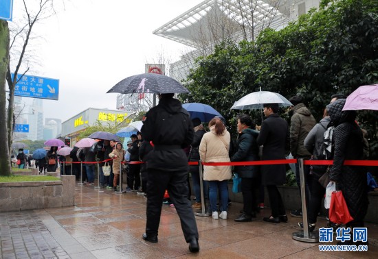 网红 鲍师傅糕点 上海受追捧 市民雨中打伞排长