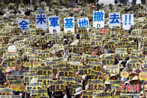資料圖：抗議的沖繩民眾