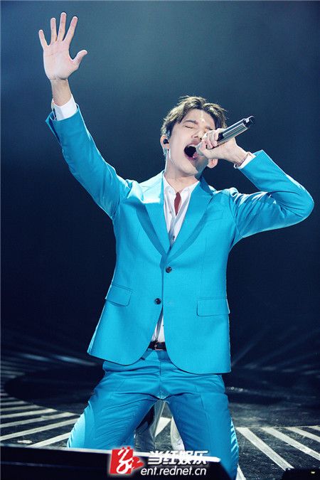 《歌手2017》迪玛希变身钢琴王子 一人分饰两