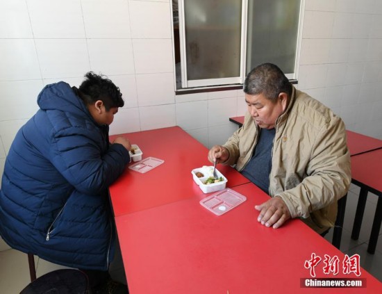 儿子应聘因胖遭拒 700斤父子 千里减肥