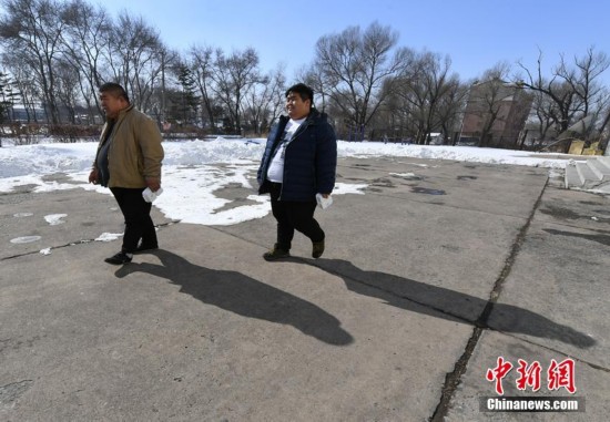 儿子应聘因胖遭拒 700斤父子 千里减肥