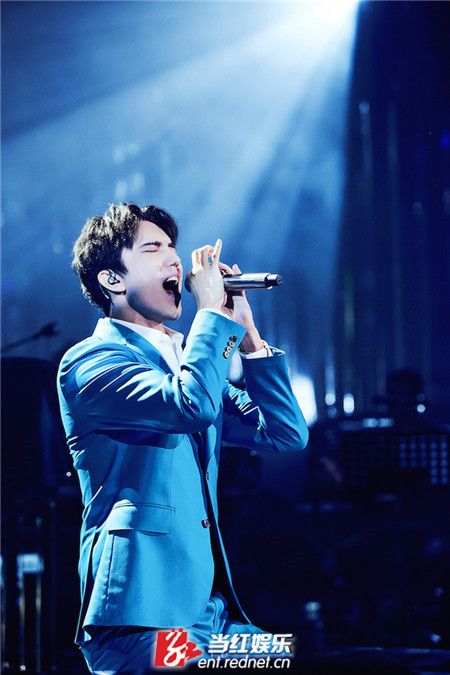 《歌手2017》迪玛希变身钢琴王子 一人分饰两