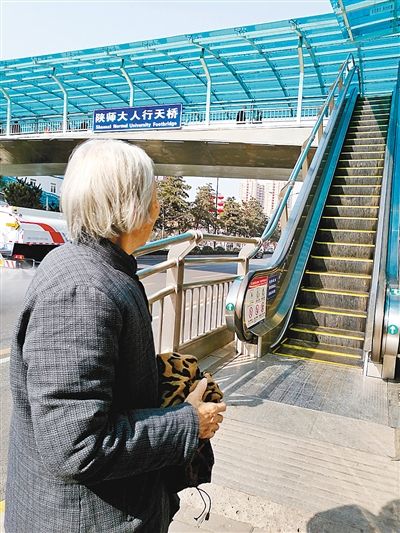 天桥电梯要“午休”老年人无奈爬台阶