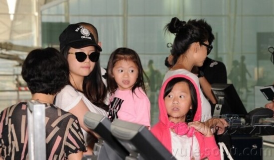 黄磊老婆怀三胎 盘点有三四个孩子的明星大家