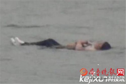 哭笑不得!女子跳河轻生因太胖不沉底躺在河中一动不动向下游飘去