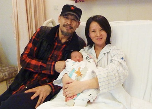 谢兰为了演艺事业,直到41岁的时候才生子,可以说是高龄产妇,不管过程