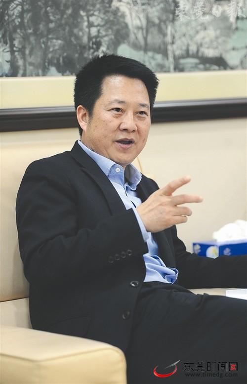 谢岗镇委书记贾贵斌(记者 郑志波 摄)