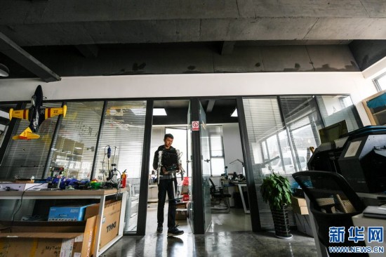 校园创客打造智能手语翻译机器人