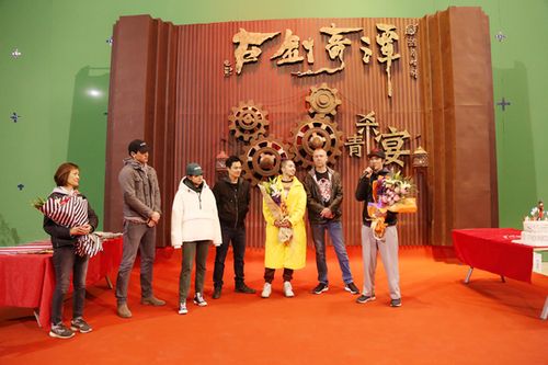 王力宏宋茜杀青宴玩直播 《古剑奇谭》明年上映