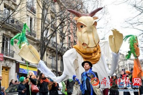 法国巴黎盛装狂欢 节日气氛浓浓吸引着大批外