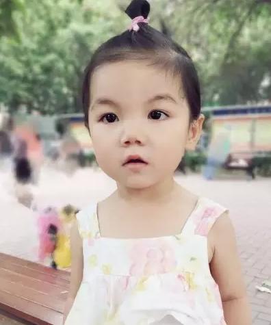 16岁高中女生手绘板报惊艳网友 长相似刘亦菲 盘点这些和明星撞脸的素人