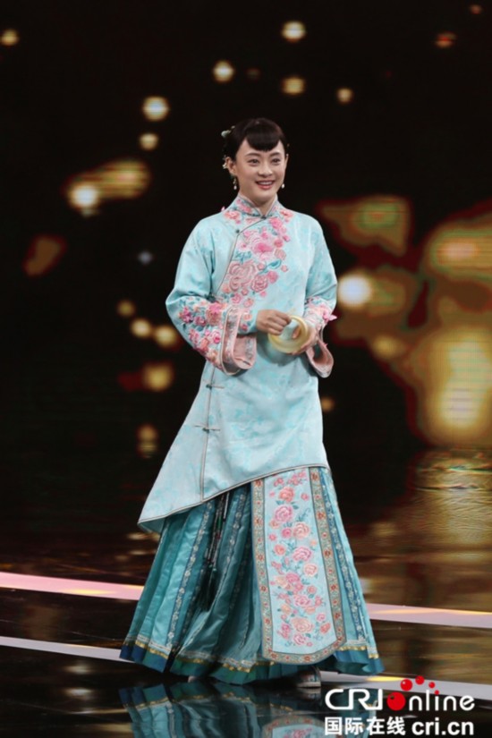 孙俪赶拍新戏 穿戏服出席电视剧品质盛典玩穿