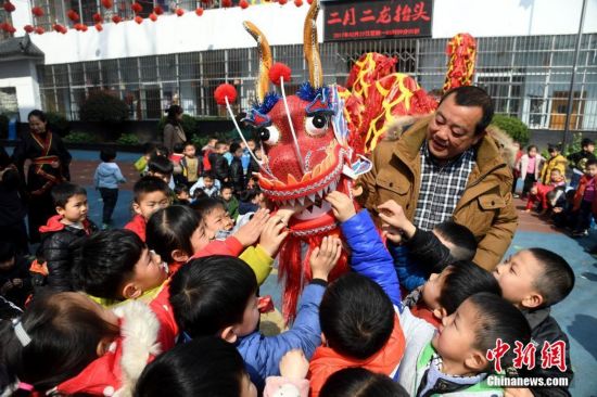 二月二龙抬头江西儿童理发舞龙传习俗