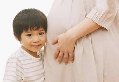 女子3次剖腹产如今又怀孕 医生把子宫托出肚子