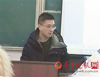 教师撞脸夜华走红:外形和声音都像,还很顾家