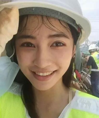 16岁高中女生手绘板报惊艳网友 长相似刘亦菲 盘点这些和明星撞脸的素人