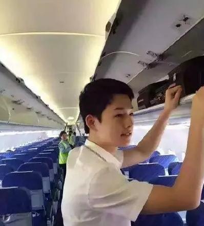 16岁高中女生手绘板报惊艳网友 长相似刘亦菲 盘点这些和明星撞脸的素人