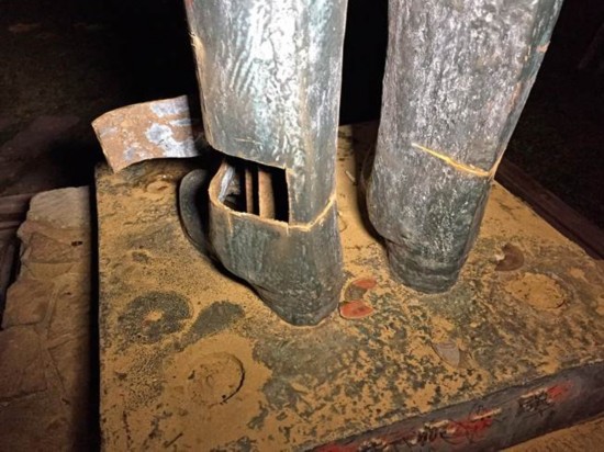 台湾辅仁大学学生拆蒋介石铜像遭警方逮回