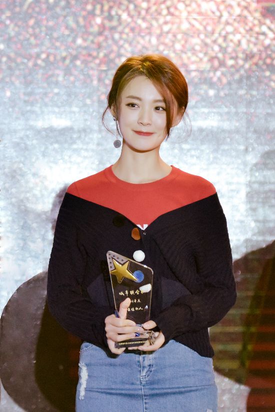 毛林林获年度国剧最佳新人 感激恩师尤小刚知