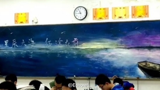 16岁高中女生手绘板报惊艳网友 长相似刘亦菲 盘点这些和明星撞脸的素人