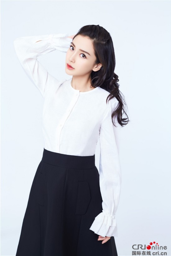 Angelababy活力写真曝光 长发飘飘少女感十足