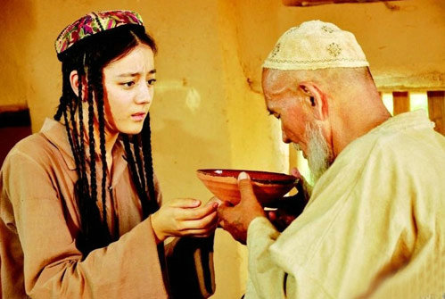 2011年,迪丽热巴主演个人首部电视剧《阿娜尔罕》