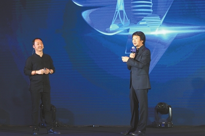 刘震云VS无招“脱口秀” 笑翻DING峰会