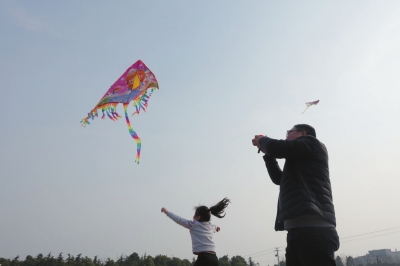 春光明媚南通海安市民到七星湖放风筝