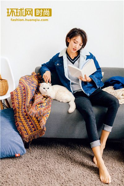 金晨怀抱喵星人 阳光甜美暖意十足