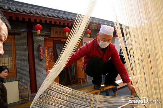 周至58岁的老师傅在永兴坊做手工挂面 经十几