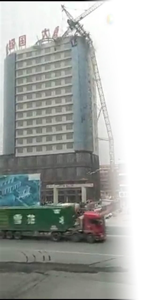 陆地罕见级狂风突袭江苏 盐城无锡等地出现人