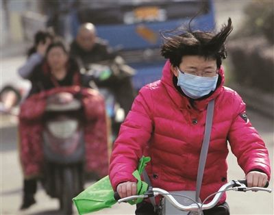 出行的市民顶着大风艰难前行.新华报业视觉中心记者 宋宁 摄