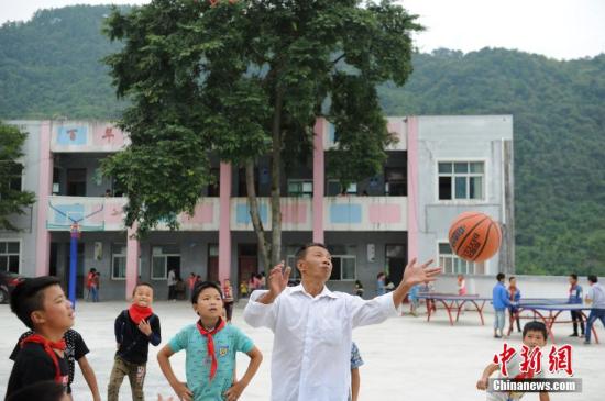 教育部:2016年各地投入乡村教师生活补助44.3