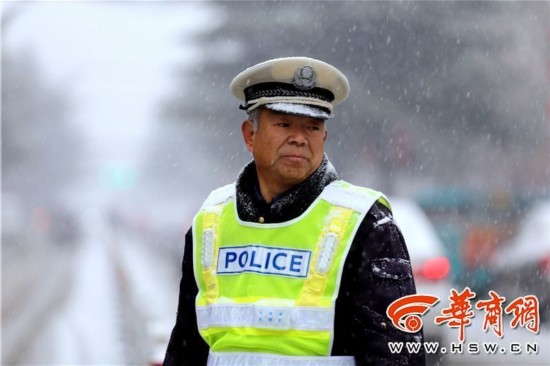 潼关交警雪中执勤被批作秀 丽江法官被停职并道歉