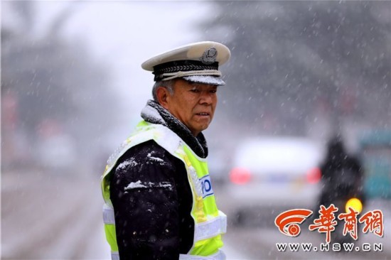 潼关交警雪中执勤被批作秀 丽江法官被停职并道歉