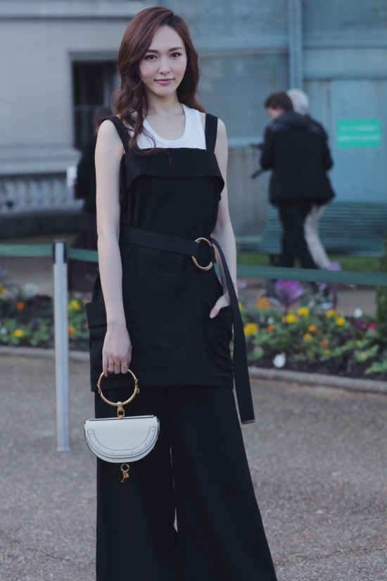 美糖!唐嫣亮相巴黎时装周 黑白配成熟温婉气质