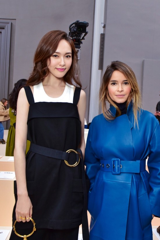 美糖!唐嫣亮相巴黎时装周 黑白配成熟温婉气质