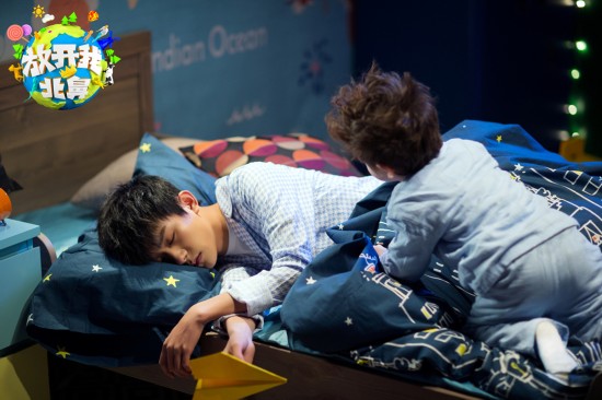 《放开我北鼻2》宣传片 林更新“掉牙”千玺被催眠--安徽频道--人民网