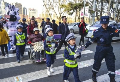 兰州:小手牵大手拯救斑马线--甘肃频道--人民网