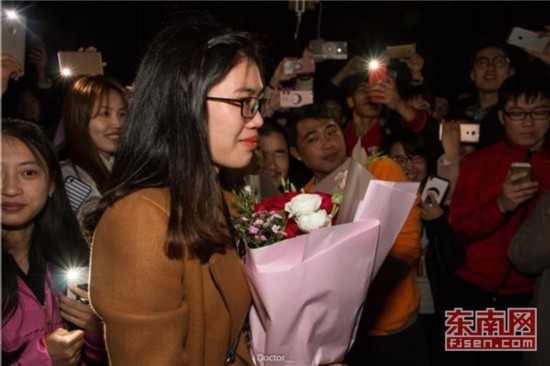 毕业生回母校求婚女友 篮球场上演求婚惊喜剧