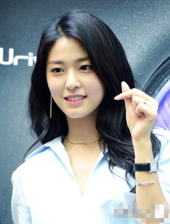 AOA雪炫现身品牌签名会 穿衣时尚人更美