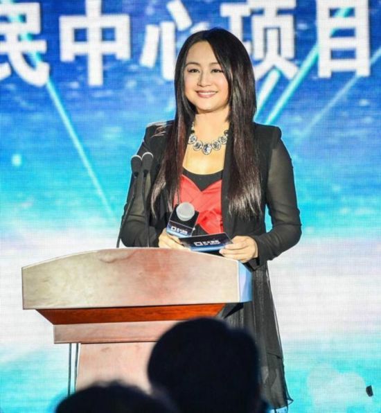 主持人曹颖身材发福，这是要和李湘比体重？